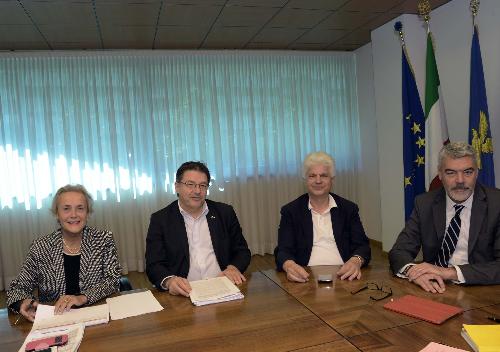 Maria Teresa Bassa Poropat (Presidente Provincia Trieste), Enrico Gherghetta  (Presidente Provincia Gorizia), Claudio Pedrotti (Presidente Provincia Pordenone) Paolo Panontin (Assessore regionale Autonomie locali) alla firma dell'Accordo sul trasferimento di funzioni dalle Province alla Regione - Udine 15/06/2016